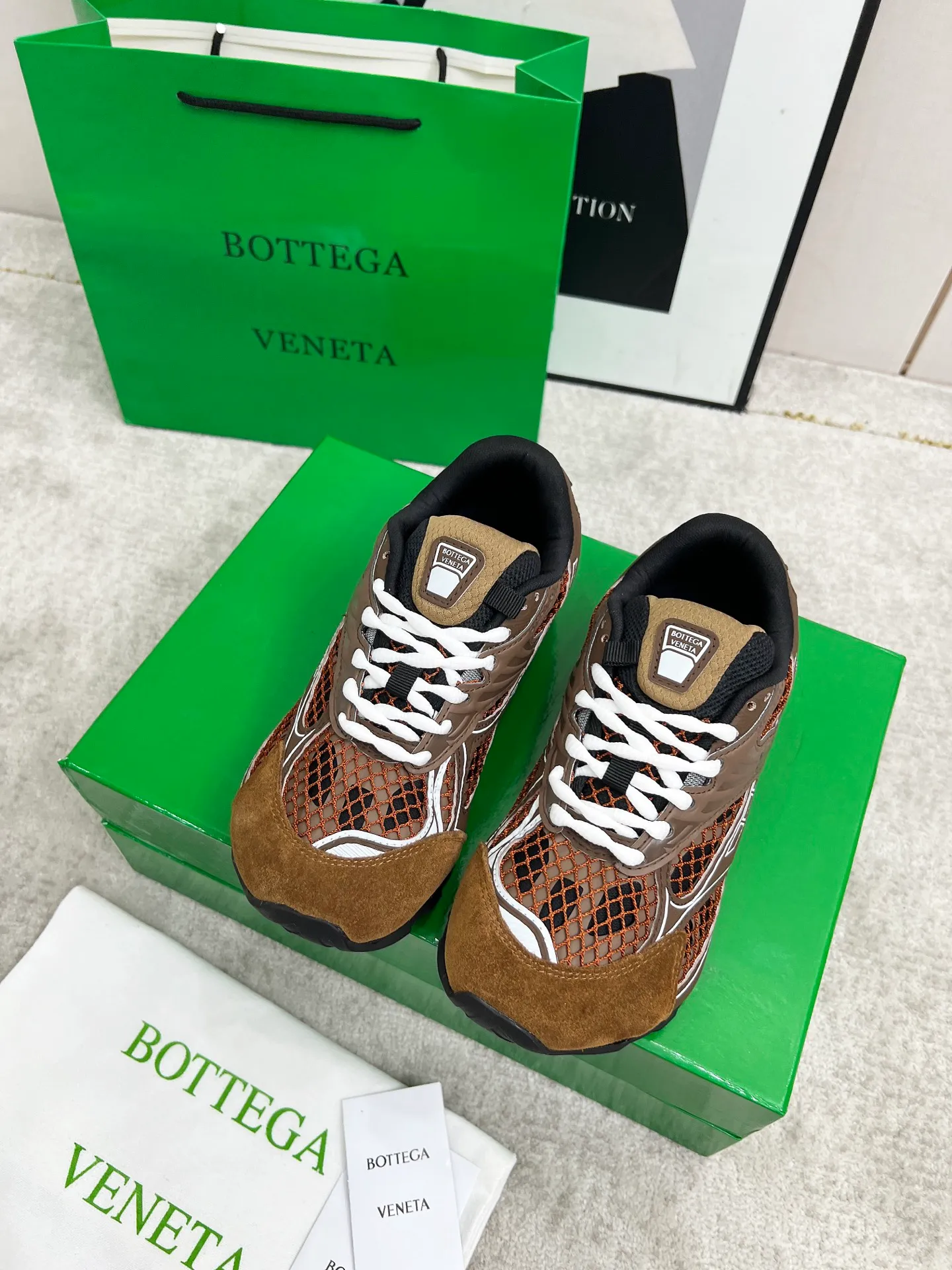 P540. Top version (couples model) Bottega Veneta Bottega Veneta 23ss autumn and winter show BV Orbit sneakers Wang Yibo's same style couples casual shoes dad shoes! Runner sneakers! Original purchase and development!  Made of original lightweight technical mesh fabric, the same as the original version! The process is complicated!  Paired with a rubber outsole designed with a geometric pattern, the high version of the Wang Zha series is actually much taller, but the legs still look slim. Very nice. Durable and playable, standard and version-matching shoe package technology, look for high-end versions. The original outsole is exclusively molded, and the color-blocked TPU outsole is used. The material and weight are the same as the original!  Size: #Female 35-41 (40 and 41 customized sizes are non-refundable) Male 39-45 (45 size customized are non-returnable and exchangeable)